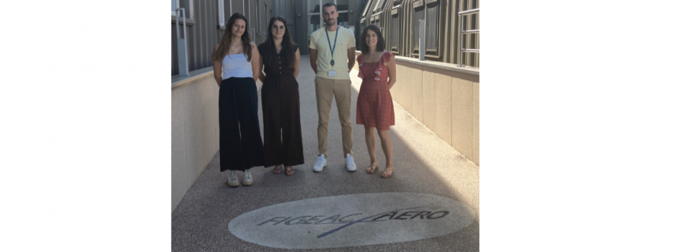 photo de deux étudiants et deux femmes adultes devant les locaux de figeac aéro