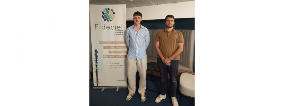 photo de deux hommes debout devant un kakemono du groupe fideciel