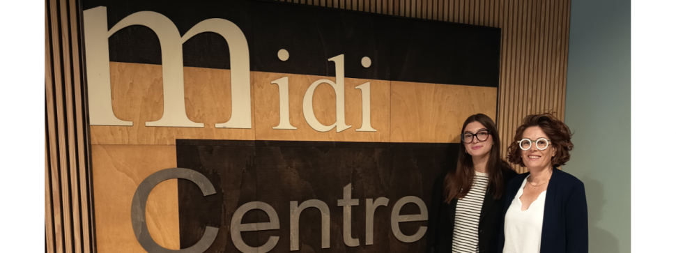 photo de deux femmes devant le logo midi centre