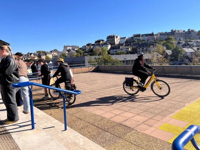 Vélo sur le parvis