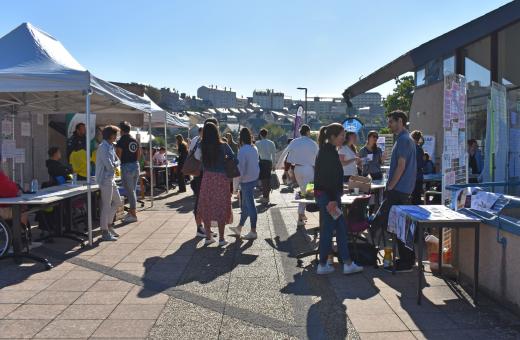 photo du parvis de l'IUT, des stands présents, des étudiants