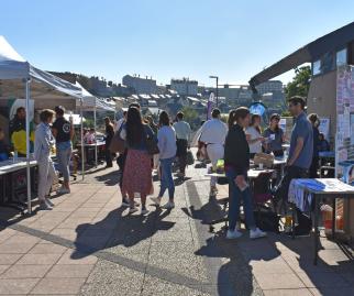 photo du parvis de l'IUT, des stands présents, des étudiants